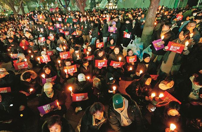 As martial law was declared on Tuesday night, thousands of South Korean citizens gathered outside the parliament and protested for hours with candles in their hands. Photo: INN