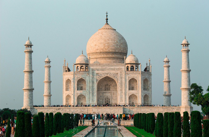 تاج محل (Taj Mahal)
آگرہ، ہندوستان میں واقع یہ حسین عمارت یونیسکو کے عالمی ثقافتی ورثہ میں شامل ہے۔ ۲۰۰۷ء میں اس نے جدید دنیا کے ۷؍ عجائبات کی فہرست میں پہلا مقام حاصل کیا تھا۔یہ مغل فن تعمیر کا بہترین نمونہ ہے۔ اسے شہنشاہ شاہجہاں نے اپنی اہلیہ ممتاز محل کی یاد میں بنوایا تھا۔ اس کی تعمیر میں تقریباً ۲۲؍ سال لگے اور اسے ۲۰؍ ہزار ملازمین نے بنایا تھا۔ سفید سنگ مرمر سے بنی اس عمارت کے نقش ونگار میں ہیرے جواہرات اور قیمتی موتی جڑے گئے تھے۔&nbsp;
&nbsp;