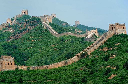 دیوار چین (Great Wall Of China)انسانوں کے ذریعے بنایا گیا دنیا کا سب سے بڑا شاہکار &rsquo;&rsquo;دیوارِ چین&lsquo;&lsquo; کو قرار دیا جاتا ہے۔ مقامی افراد نے اپنے علاقے کو منگولوں کے حملے سے بچانے کیلئے اسے تعمیر کیا تھا۔ کئی دیواریں ساتویں صدی قبل مسیح کے اوائل سے تعمیر کی گئیں، جس میں بعد میں چین کے پہلے شہنشاہ کن شی ہوانگ (۲۲۰-۲۰۶بی سی) کے ساتھ منتخب حصّے شامل ہوئے۔ کن دیوار کا تھوڑا سا حصہ باقی ہے۔ بعد میں کئی خاندانوں نے سرحدی دیواروں کے متعدد حصوں کو تعمیر اور برقرار رکھا۔ دیوار کے سب سے مشہور حصے منگ خاندان (۱۳۶۸&ndash;۱۶۴۴) نے بنائے تھے۔
&nbsp;