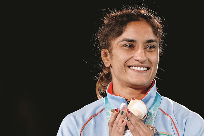 ونیش پھوگاٹ&nbsp;(Vinesh Phogat)&nbsp;۲؍ بار ورلڈ چمپئن رہنے والی ہندوستان کی شہرت یافتہ پہلوانوں میں سے ایک ہیں۔ انہوں نے کامن ویلتھ اور ایشین گیمز میں تمغے جیتے ہیں۔ وہ کھیلوں میں خواتین کے تئیں جنسی رویوں کی سخت ناقد ہیں۔ کھیل سے انہوں نے ریٹائرمنٹ لے لیا ہے۔ ابھی وہ ہریانہ اسمبلی میں ایم ایل اے ہیں۔