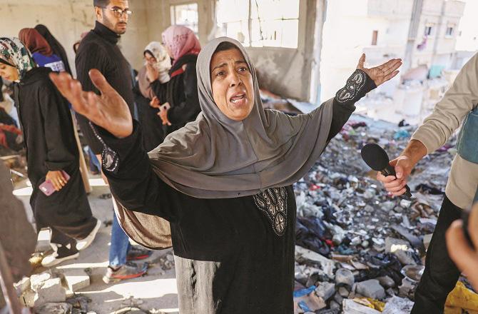 A Palestinian woman tells a reporter about the attack. Photo: INN