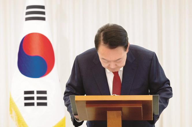 President Yoon Suk-yeol bows during his address to Parliament. Photo: INN