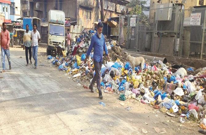 Garbage can be seen in an area of the city due to the negligence of the cleaning contractor. Photo: INN