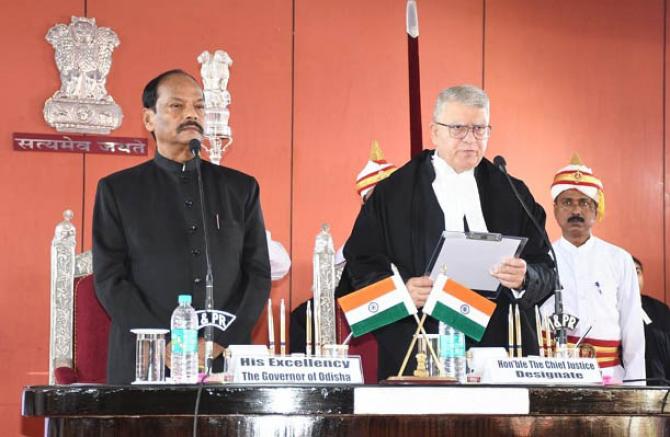 Justice Chakradhari Sharan Singh Took Oath. Photo: INN