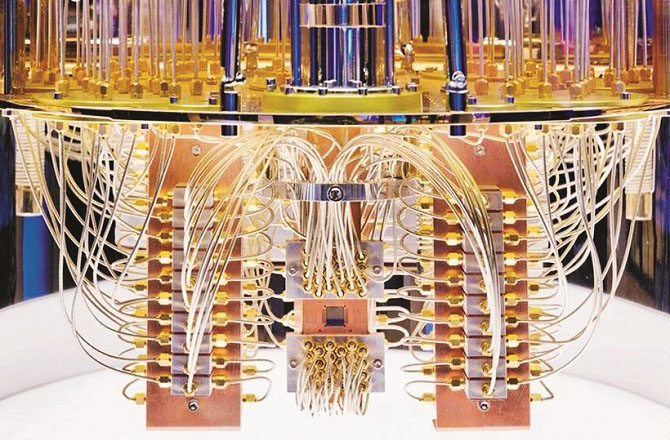 کوانٹم کمپیوٹنگ (Quantum computing): کوانٹم کمپیوٹنگ، اصولی طور پر ایک طاقتورتکنالوجی ہے جو ابھی اپنے ابتدائی دور سے گزر رہی ہے۔اس سے بھی زیادہ سنگین خطرات لاحق ہے۔مثلاً کوانٹم سمولیشن نئی ادویات اور دیگر کیمیکلز کی تیزی سے ترقی کا باعث بن سکتا ہے۔تاہم، غلط ہاتھوں میں کوانٹم کمپیوٹنگ کا استعمال وبائی امراض کے ایجنٹوں اور دیگر خطرناک مادوں کو بنانے کیلئے کیا جا سکتا ہے، جس سے انسانیت کو وجودی خطرہ لاحق ہے۔ ماہر کوانٹم سائنسداں بنجامن شیفر نے پچھلے سال ایک مقالے میں لکھا تھا کہ بدمعاش ہاتھوں میں ایسی طاقتوں کا آجانا مستقبل میں خطرات کے امکان کو تشویشناک حد تک بڑھا سکتا ہے۔