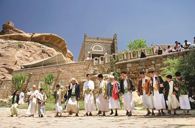 A view of the old city of Yemen where local people are celebrating the joys of the festival in a traditional way. Photo: INN