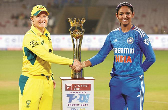 India and Australia captains will try hard for the trophy today. Photo: INN