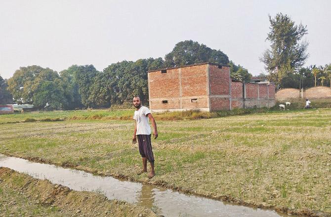 While irrigating, sometimes hand, sometimes shovel, sometimes hoe are needed, there is no time to think. Photo: INN