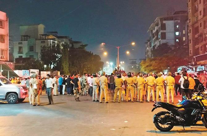 When Maharashtra Assembly member Geeta Jain termed the barricading in the affected area of ​​Meera Road as undemocratic, then local Congress leader and former MLC Muzaffar Hussain supported the police action.