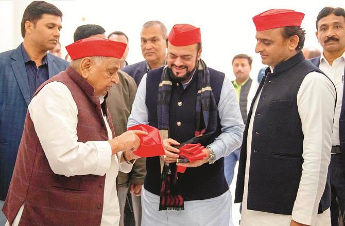 A memorable picture of Abu Asim Azmi with Akhilesh Yadav and Mulayam Singh Yadav. Photo: INN