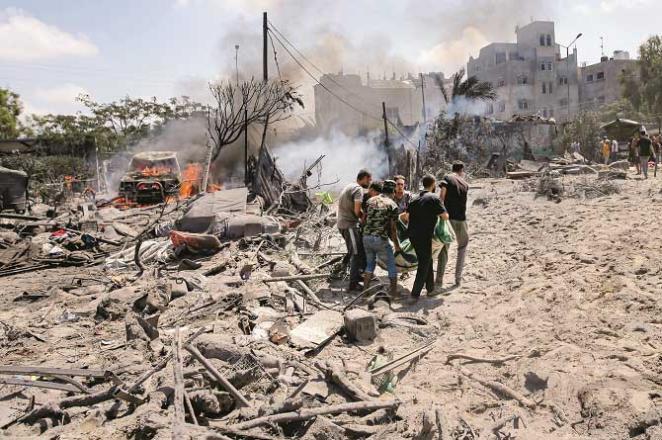 The scene of the dead body being carried away after the Israeli attack on al-Mawasi camp.  Photo: PTI