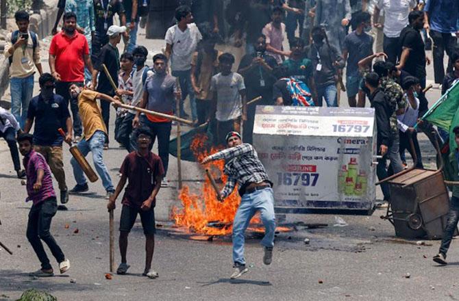 A scene of violent protests against the quota system in Bangladesh. Photo: INN