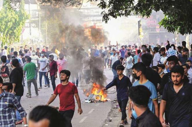 The violence that erupted during protests against job quotas has spread across Bangladesh.  In the picture under consideration, youths who are willing to commit violence can be seen. This photo was posted by The Peninsula Qatar on X.