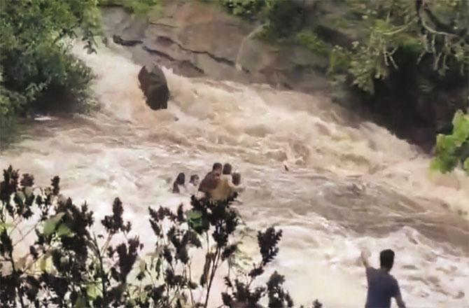 Videos of the heartbreaking tragedy that took place near Bhushi Dam have gone viral. Photo: INN