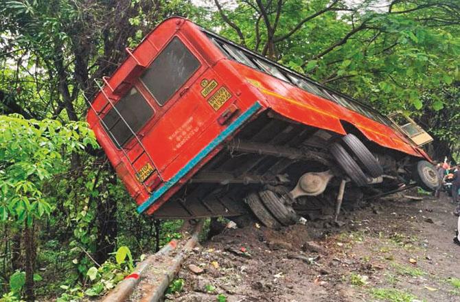 Bus accident in Alibag. Photo: INN