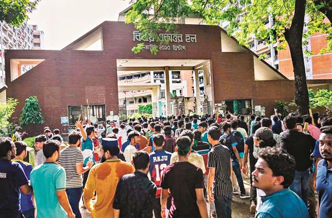 In Bangladesh, students have "occupied" universities in protest. Photo: INN.