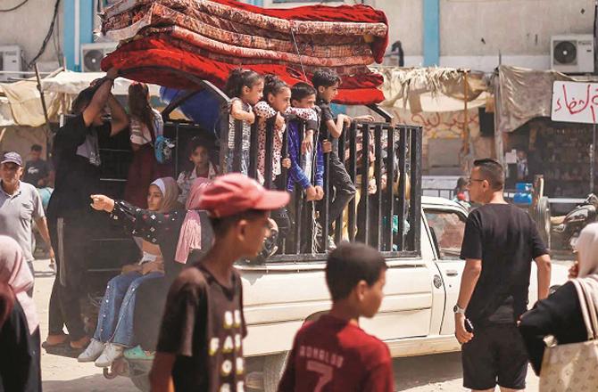 Displaced civilians in Gaza are then forced to seek new shelter. Photo: INN