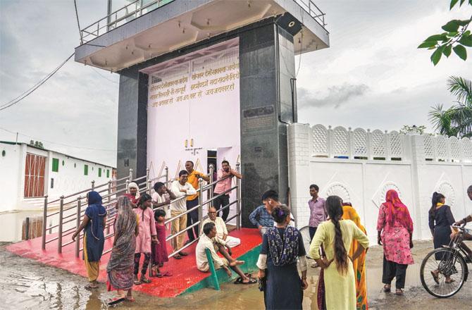 Devotees are reaching Bhole Baba`s Ashram in Kasganj, but Baba is absconding. Photo: PTI