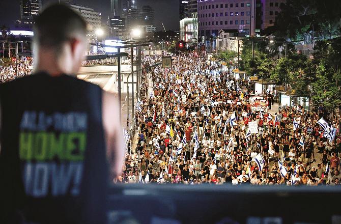 Thousands of people are seen in the demonstration against Benjamin Netanyahu. Photo: PTI.