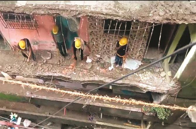 Officials of the Municipal Corporation can be seen carrying out demolition operations against the damaged building. Photo: INN