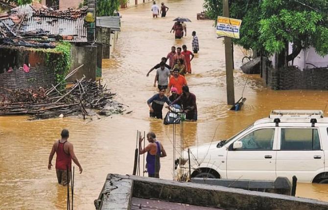 This situation has arisen in the surrounding area due to the overflowing of Chich Palli pond during heavy rains. Photo: INN