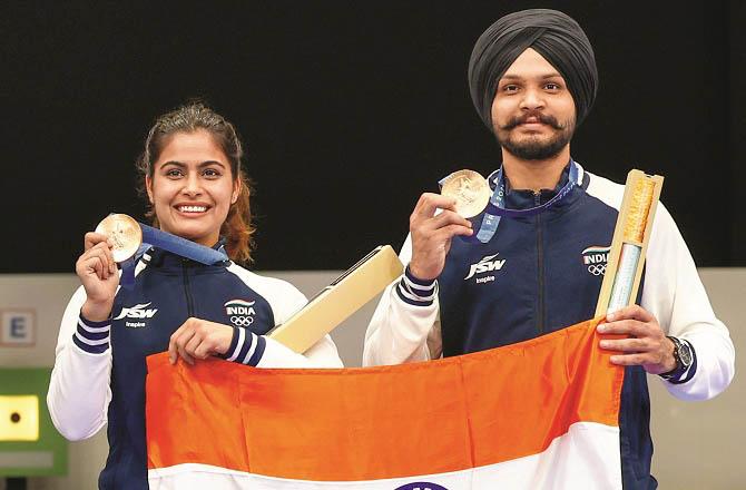 Manu Bhaker And Sarbjot Singh  won the bronze medal in the shooting doubles event. Photo: Agency