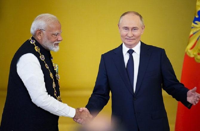 Narendra Modi (left) Vladimir Putin (right). Photo: PTI