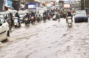 شدید بارش سے ممبئی اور تھانے  میں سڑکوں پر پانی جمع ہوگیا،گاڑی والوں کو دشواری