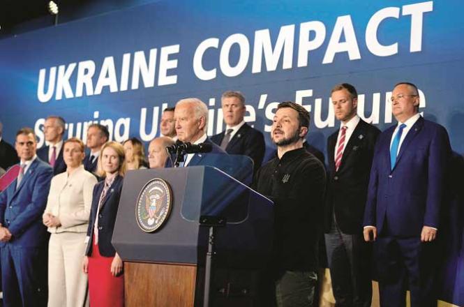 President Zelensky speaking on the last day of the NATO meeting held in support of Ukraine. Biden and other heads of state are standing side by side with him. Photo: INN