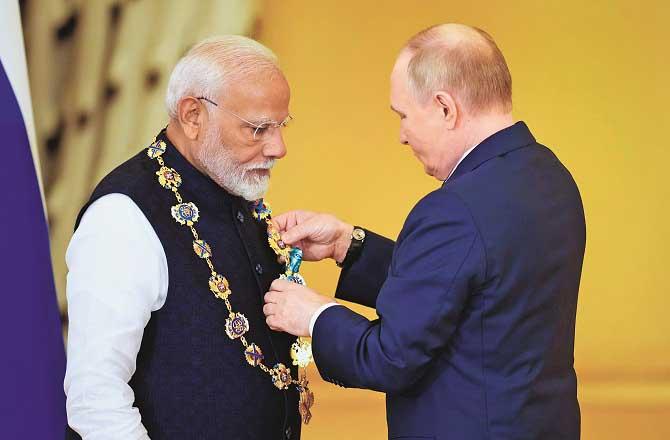 Putin conferring the highest civilian honor of Prime Minister Modi Koros. Photo: INN