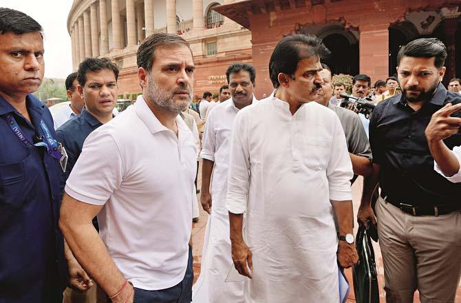 Rahul Gandhi can be seen with C. Venugopal outside the Parliament building.  Suresh behind them is also visible. Photo: INN