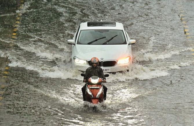 Roads were submerged in water at several places. Photo: Ashish Raje and Shadab Khan