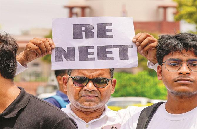 Outside the Supreme Court, a person is demanding that the NET exam be canceled and re-conducted. Photo: INN