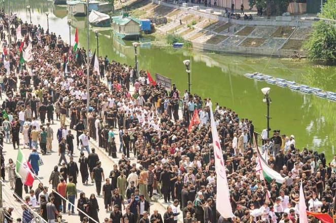 A large number of people are seen in the 8th Muharram procession in Srinagar. Photo: PTI