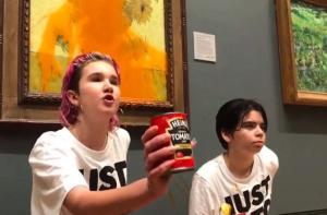 برطانیہ: وین گوگ کی پینٹنگ ’سن فلاورز‘ پر سوپ پھینکنے والے ۲؍ مظاہرین مجرم قرار