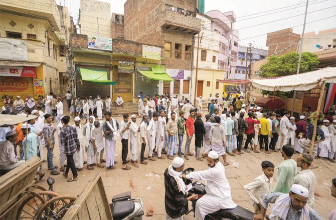 Voters can be seen queuing up in Varanasi. (PTI)