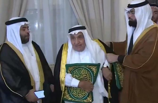 In the middle is the newly elected key bearer of the Kaaba, Zain al-Abidin al-Sheiba. Image: X