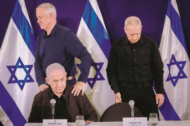 Israeli War Cabinet Minister Benny Gaines (hands on Netanyahu`s shoulders) has left the government. Photo: INN