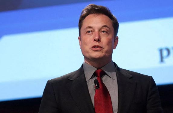 ایلون مسک Elon Musk&nbsp;ایلون مسک ۲۸؍ جون ۱۹۷۱ء کو جنوبی افریقہ میں پیدا ہوئے تھے۔وہ انجینئر اور ٹیکنالوجی انٹرپرینیور ہیں۔ ان کے پاس ۳؍ ممالک (کینیڈا، امریکہ اور جنوبی افریقہ) کی شہریت ہے۔ ایلن، اسپیس ایکس کے سی ای او، ڈیزائنر اور انجینئر ہیں۔ مکمل طور پر بجلی سے چلنے والی کار، دوبارہ استعمال کے قابل راکٹ کی تیاری اور ایسے کئی بڑے انقلابی منصوبوں کے پیچھے ایلون ہی کا ذہن ہے۔ وہ سولر سٹی کے چیئرمین اور پے پال اور زپ۔۲؍ کے بانی بھی ہیں۔ ایلون نے ہائپر لوپ کے نام سے ایک نئے تصوراتی ٹرانسپورٹ سسٹم کا منصوبہ پیش کیا ہے، جس کی کامیابی کے بعد دنیا بھر میں سفر کرنا بہت آسان ہوجائے گا۔