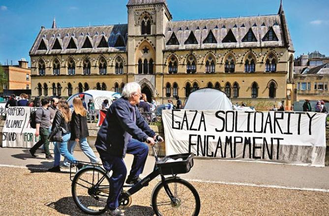 Old photo of a protest camp set up on the campus of Oxford University. Photo: INN