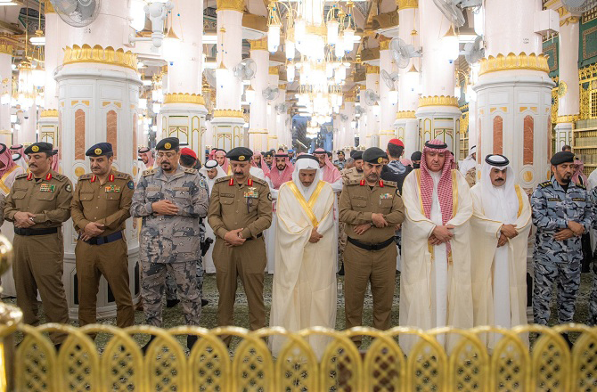 شیخ خالد مسجد نبوی میں عید الاضحی کی نماز پڑھاتے ہوئے۔