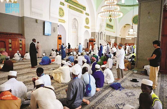 Before reaching Madinah, pilgrims can be seen worshiping at Masjid Quba. Photo: INN.