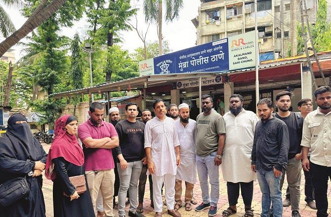 Victims of fraud can be seen outside Mumbra Police Station. Photo: INN