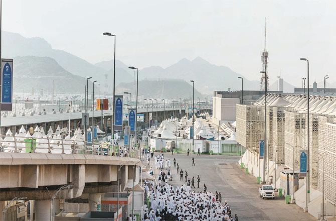 On Friday, the Hajj pilgrims reached Mina, where a city of tents has been set up for them. Pilgrims can be seen streaming in the picture.