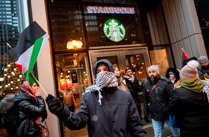 A pro-Palestinian activist is protesting against Starbucks in Chicago. Photo: INN.