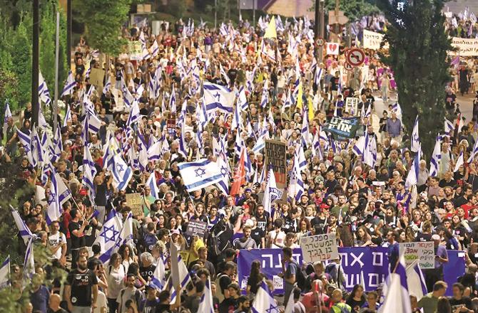 Israeli people can be seen protesting against Netanyahu in Jerusalem. Photo: INN.