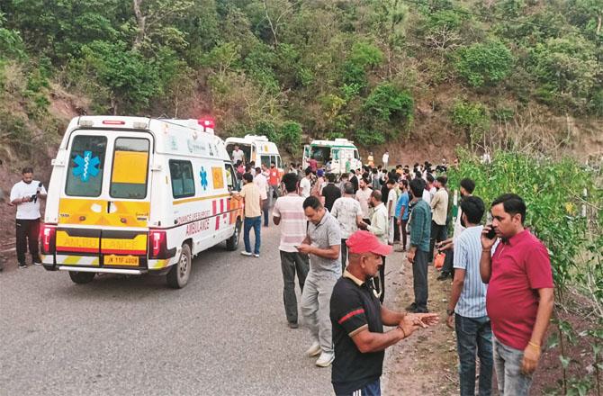 Relief staff are also active in Riasi along with ambulance vehicles to transport the injured to the hospital. Photo: INN