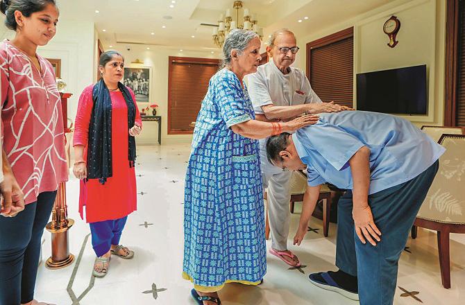 Chief Minister Kejriwal taking blessings of his parents before going to jail. Photo: PTI