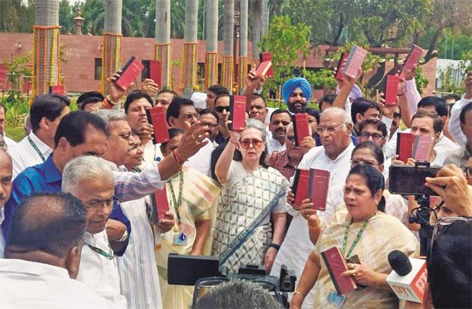 Sonia Gandhi, Kharge and other senior leaders are protesting by waving the Constitution in the premises of the Parliament. Photo: PTI