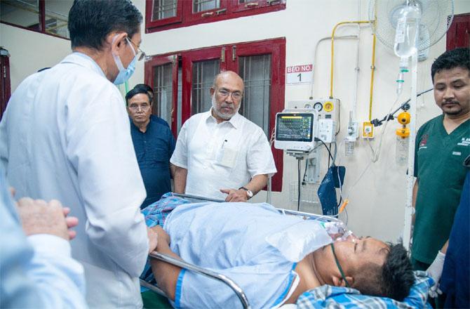 Chief Minister Bareen Singh visiting an injured person. Photo: INN